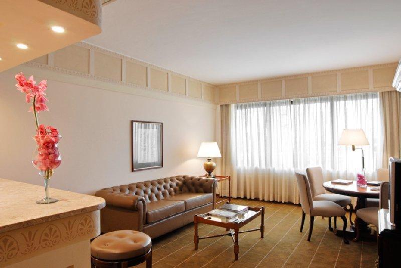 Hotel Transamerica São Paulo Zimmer foto A living room in a suite at the Ritz-Carlton, Boston